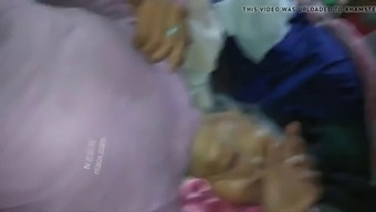 סבתא עם פומה אסייתית בסרטון ביתי