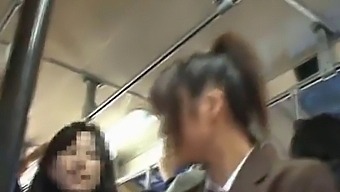 Seorang Gadis Jepun Terlibat Dalam Seks Di Luar Di Tempat Awam.