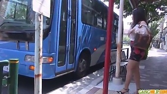 Orgie Gangbang V Japonském Veřejném Prostředí S Orálními A Análními Dovednostmi Chinatsu.