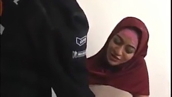 Wanita Arab Tua Menggoda Lelaki Muda Dalam Pertemuan Yang Panas.