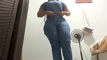נשים שמנות ויפות מטפלות עם דמויות מעוגלות במדים