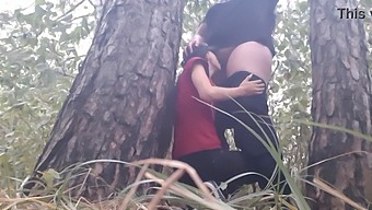 Gadis-Gadis Lesbian Menikmati Seks Panas Di Bawah Pokok Untuk Menjaga Kehangatan
