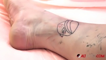 Big Tits Lesbians Get Tattooed And Toyed By Evilyn In Hd