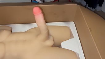 Teen S Přírodními Velkými Kozy Jezdí Na Mužské Sexuální Panence Sólo