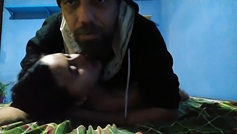 Lelaki Tua Menikmati Teman Wanita Muda Yang Segar, Dany Rio