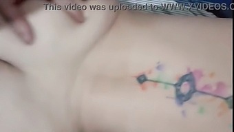 נערה בלונדינית גונחת ומקבלת חלב על פניה מפנטזיות עזות