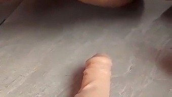 נשים שמנות עם תחת גדול נהנות מפנטזיות עזות עם דילדו גדול