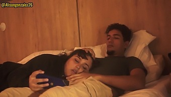 Nevlastní Sestra Omylem Spolkne Můj Penis Během Sledování Filmu