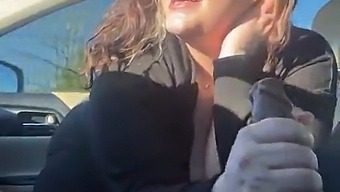 חתיך איטלקי נותן לבלונדינית נסיעה במכונית שהיא לא תשכח.