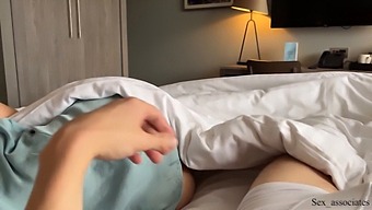 Pertemuan Anal Yang Mengejutkan Rekan Kerja Di Kamar Hotel