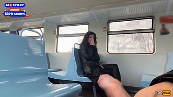 Pengembaraan Kereta Api Awam Dengan Penamat Gembira Dan Pancutan Muka